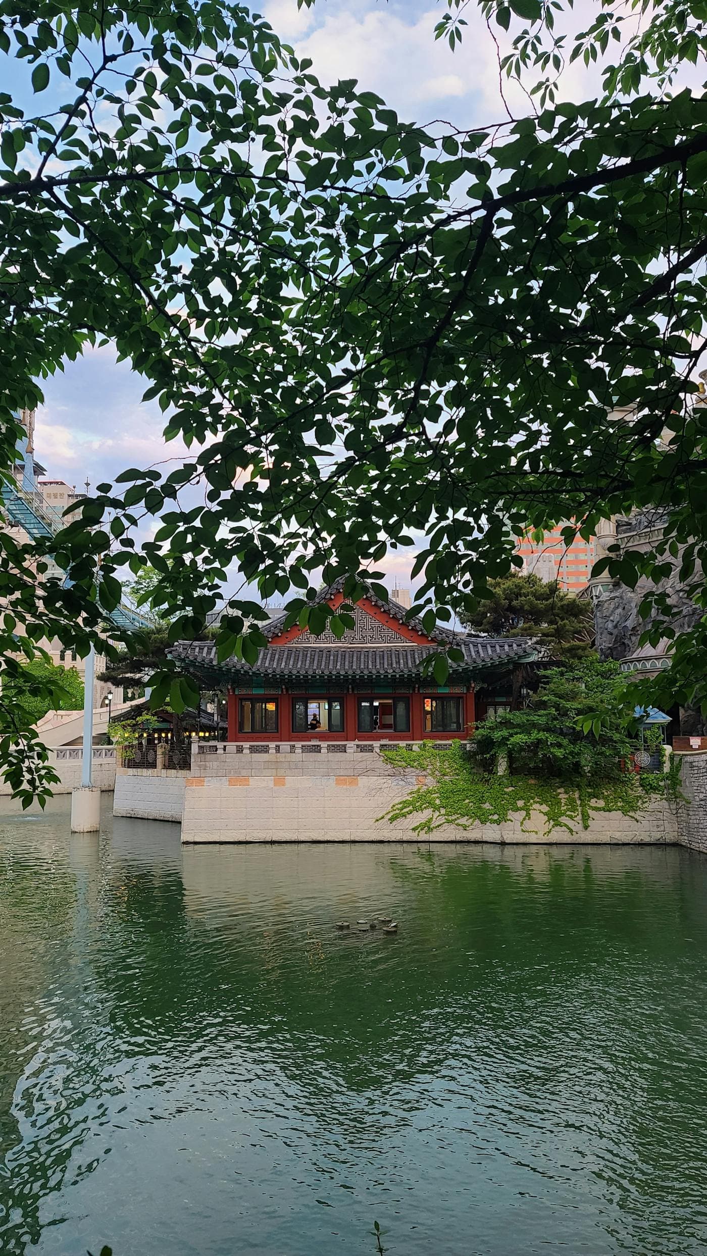 연못가에 자리한 전통 한옥 — 대를 이어 지켜온 가문의 터